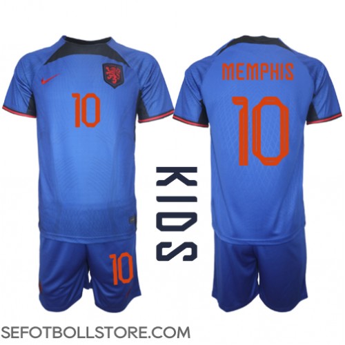 Nederländerna Memphis Depay #10 Replika babykläder Bortaställ Barn VM 2022 Kortärmad (+ korta byxor)